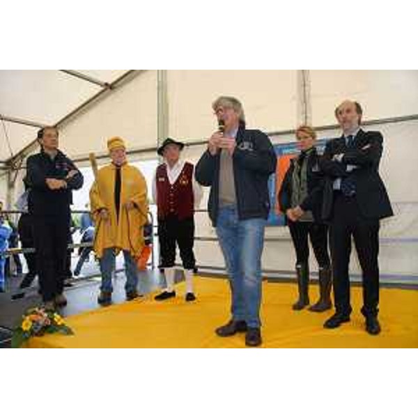 R.Tondo (Presidente Friuli Venezia Giulia), tra L.Ciriani (Vicepresidente e assessore regionale Protezione civile) e gli assessori regionali S.Savino (Finanze) e R.Riccardi (Infrastrutture), interviene alla festa in onore dei volontari di Protezione civile rientrati dalle zone terremotate dell'Emilia, nella sede della Protezione civile del FVG. (Palmanova 27/10/12)