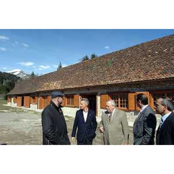 Riccardo Illy (Presidente Regione Friuli Venezia Giulia) con Enrico Bertossi (Assessore regionale alle attività produttive) e Enzo Marsilio (Assessore regionale alle risorse agricole, naturali, forestali e montagna) ritratti durante la visita al centro in risutrutturazione della frazione Aplis avvenuta in occasione della Seduta di Giunta tenutasi a Ovaro. (Ovaro 22/03/07)