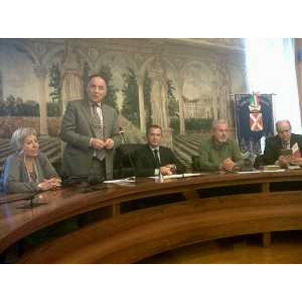 G.Napoli (Vicedirettore regionale Cultura, Sport, Relazioni internazionali e comunitarie), a nome dell'assessore regionale Elio De Anna, incontra la delegazione del Comune gemellato di Braine-le-Comte (Belgio), in Municipio. (Codroipo 27/10/12)
