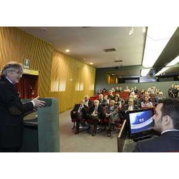 Renzo Tondo (Presidente Friuli Venezia Giulia) interviene alla celebrazione dei 10 anni di attività del Centro Ricerche Plast-optica (CRP). (Amaro 26/10/12)
