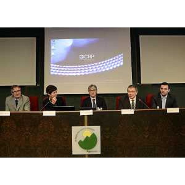 Renzo Tondo (Presidente Friuli Venezia Giulia), tra Paola Carrea (Presidente CRP) e Roberto Venturini (Presidente Agemont), alla celebrazione dei 10 anni di attività del Centro Ricerche Plast-optica (CRP). (Amaro 26/10/12)