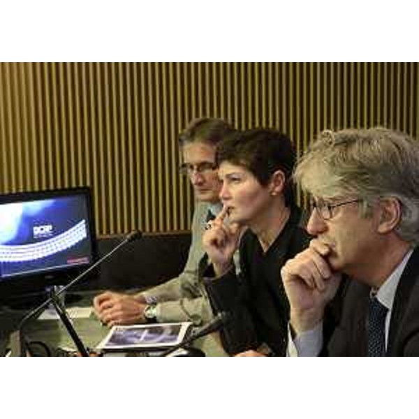 Pascal Herlin (Direttore R&S Automotive Lighting), Paola Carrea (Presidente CRP) e Renzo Tondo (Presidente Friuli Venezia Giulia) nei laboratori del Centro Ricerche Plast-optica (CRP). (Amaro 26/10/12)
