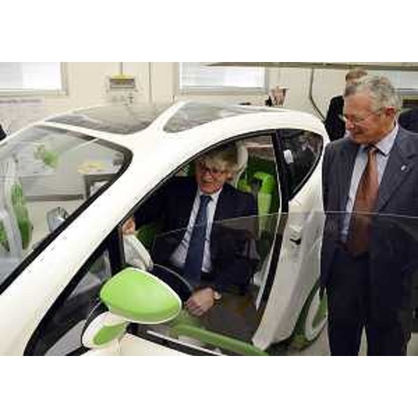 Renzo Tondo (Presidente Friuli Venezia Giulia) a bordo del prototipo "Phylla" nei laboratori del Centro Ricerche Plast-optica (CRP). (Amaro 26/10/12)