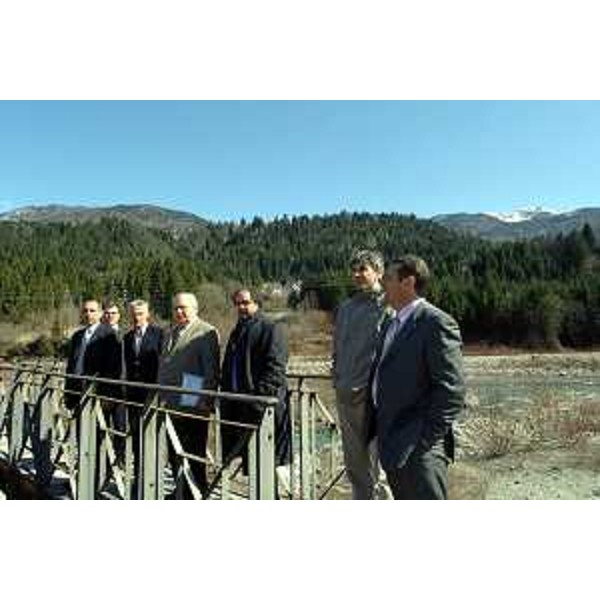 Riccardo Illy (Presidente Regione Friuli Venezia Giulia) durante la visita al centro in risutrutturazione della frazione Aplis avvenuta in occasione della Seduta di Giunta tenutasi a Ovaro. (Ovaro 22/03/07)