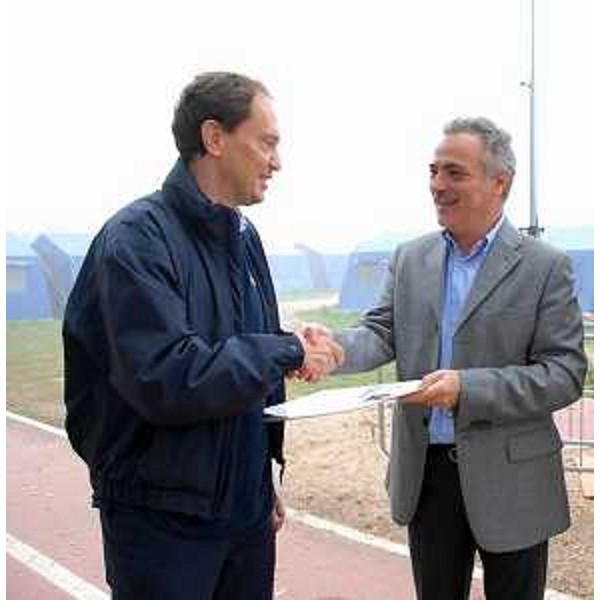 Luca Ciriani (Vicepresidente FVG e assessore regionale Protezione civile) e Maino Benatti (Sindaco Mirandola) si incontrano per la chiusura del "Campo FVG". (Mirandola 21/10/12)