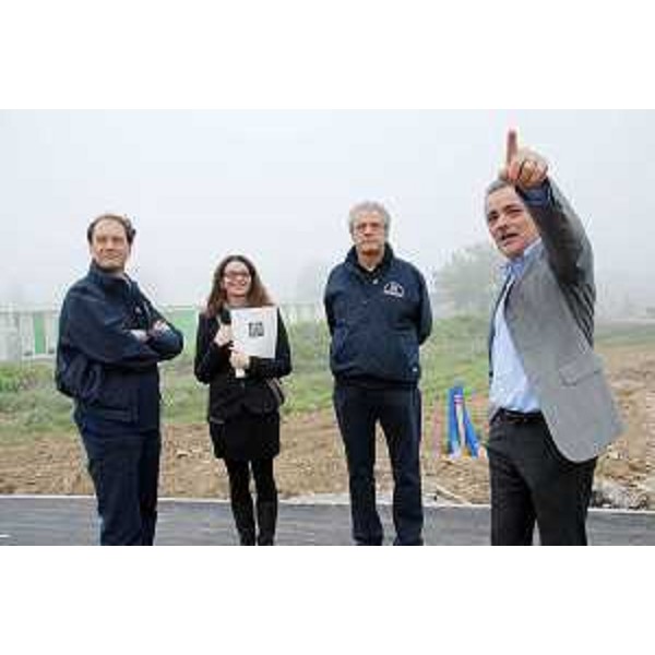 Luca Ciriani (Vicepresidente FVG e assessore regionale Protezione civile), Guglielmo Berlasso (Direttore Protezione civile FVG) e Maino Benatti (Sindaco Mirandola) si incontrano per la chiusura del "Campo FVG". (Mirandola 21/10/12)