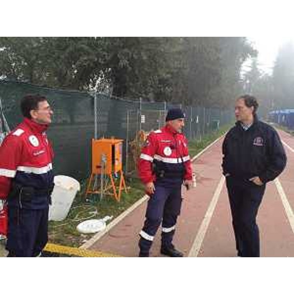 Luca Ciriani (Vicepresidente FVG e assessore regionale Protezione civile) con due volontari dell'Associazione Nazionale Carabinieri al "Campo FVG". (Mirandola 21/10/12)