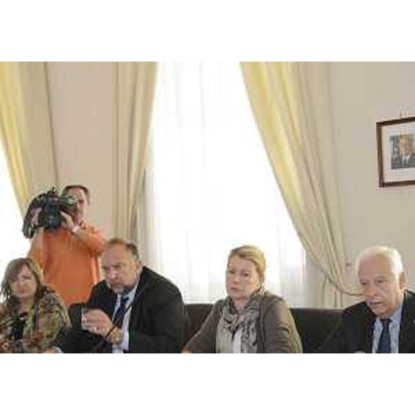 Antonella Manca (Ragioniere generale FVG), Roberto Cosolini (Sindaco Trieste), Sandra Savino (Assessore regionale Programmazione e Ambiente) e Vittorio Zollia (Assessore Pianificazione territoriale e ambientale Provincia Trieste) alla riunione del Tavolo sulla Ferriera. (Trieste 22/10/12)