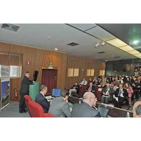 Enrico Bertossi (Assessore regionale alle attività produttive) rtratto in occasione del seminario sul progetto Albergo Diffuso, tenutosi all'Agemont di Amaro. (Amaro 22/03/07)