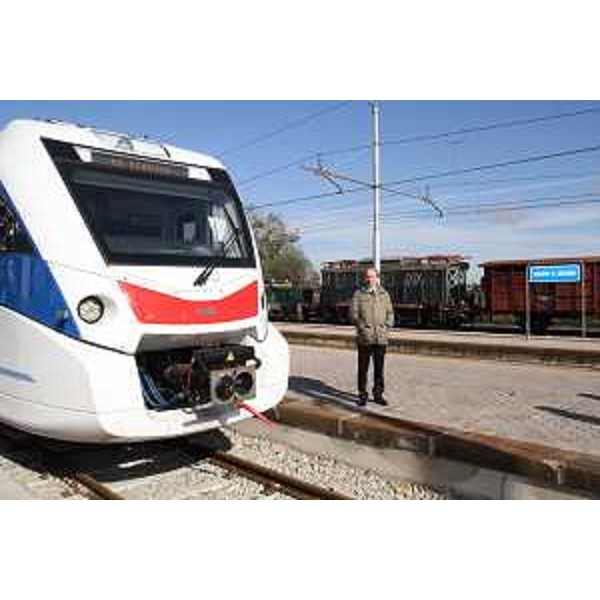 Riccardo Riccardi (Assessore regionale Infrastrutture) accanto a uno degli otto Civity della CAF S.A. che a breve funzioneranno in FVG. (Monte San Savino 30/10/12)