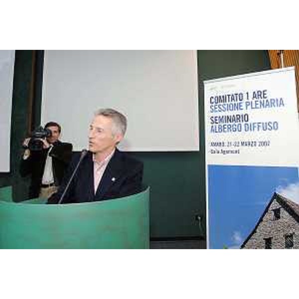 Riccardo Illyi (Presidente Regione Friuli Venezia Giulia) rtratto in occasione del Suo intervento al seminario sul progetto Albergo Diffuso, tenutosi all'Agemont di Amaro. (Amaro 22/03/07)