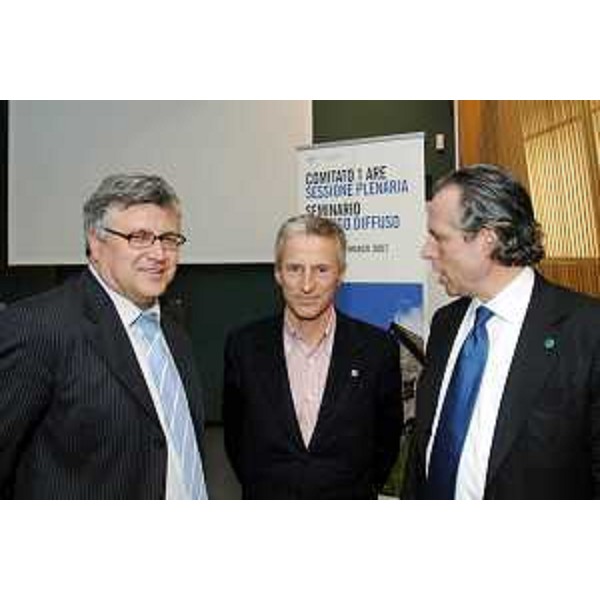 Riccardo Illyi (Presidente Regione Friuli Venezia Giulia) con Alberto Felice De Toni (Presidente di Agemont) e Klaus Klipp (Segretario Generale ARE) rtratti in occasione del seminario sul progetto Albergo Diffuso, tenutosi all'Agemont di Amaro. (Amaro 22/03/07)