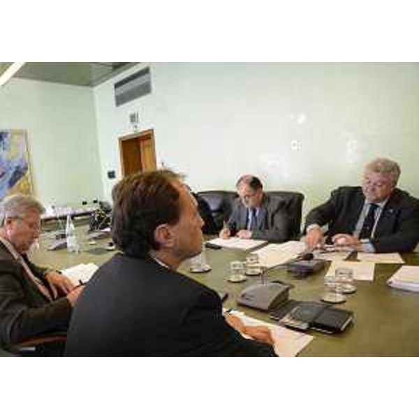 Luca Ciriani (Vicepresidente FVG e assessore regionale Salute, Integrazione socio sanitaria, Politiche sociali, Protezione civile) presiede la riunione della Giunta regionale. (Trieste 23/10/12)