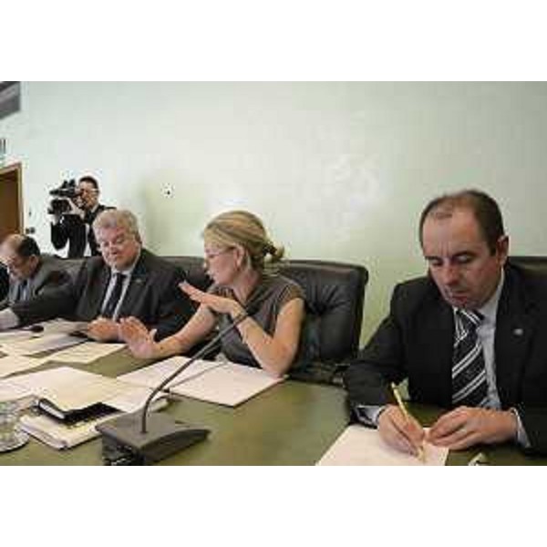 Gli assessori regionali R.Molinaro (Istruzione, Università, Ricerca, Famiglia, Associazionismo, Cooperazione), E.De Anna (Cultura, Sport, Relazioni internazionali e comunitarie, Funzione pubblica, Autonomie locali, Coordinamento Riforme), S.Savino (Finanze, Patrimonio, Programmazione, Ambiente, Energia, Politiche Montagna) e C.Violino (Risorse rurali, agroalimentari e forestali) durante la riunione di Giunta regionale. (Trieste 23/10/12)