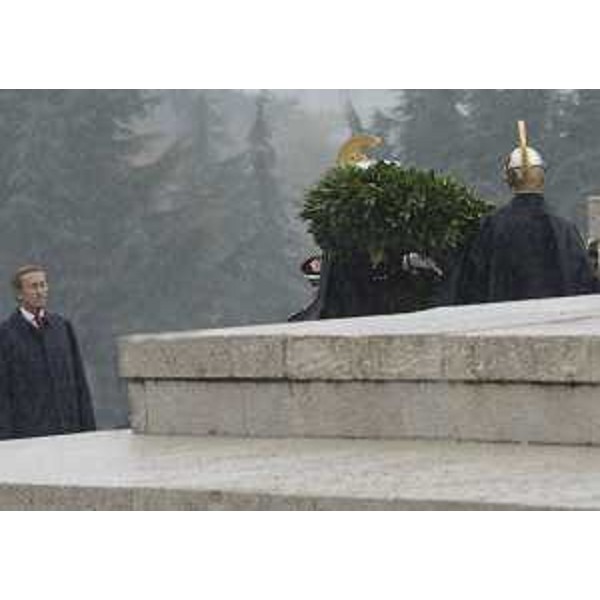 Gianfranco Fini (Presidente Camera deputati) rende onore ai Caduti durante la celebrazione della Festa dell'Unità Nazionale e delle Forze Armate. (Sacrario di Redipuglia 04/11/12)