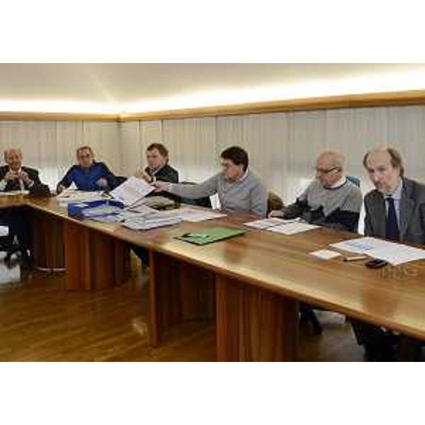 Riccardo Riccardi (Assessore regionale Infrastrutture e Mobilità) e Maurizio Salvador (Vicepresidente Consiglio regionale), con tecnici dell'assessorato regionale, di FVG Strade e i sindaci della Valcellina. (Barcis 05/11/12)