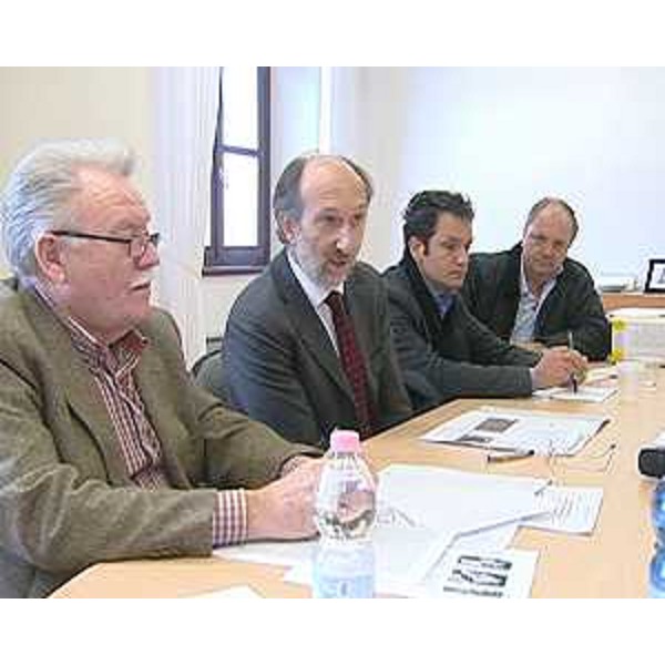 Vittorio Zanon (Commissario straordinario recupero castello Colloredo) e Riccardo Riccardi (Assessore regionale Lavori pubblici) in riunione per la firma di affidamento dei lavori per il restauro del castello di Colloredo di Monte Albano, nella sede della Comunità collinare del Friuli. (Colloredo 06/11/12)
