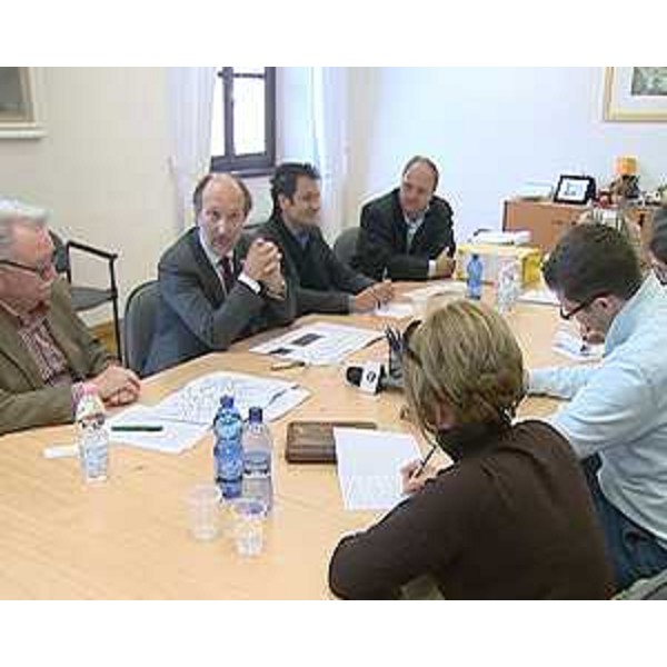 Riccardo Riccardi (Assessore regionale Lavori pubblici) in riunione per la firma di affidamento dei lavori per il restauro del castello di Colloredo di Monte Albano, nella sede della Comunità collinare del Friuli. (Colloredo 06/11/12)