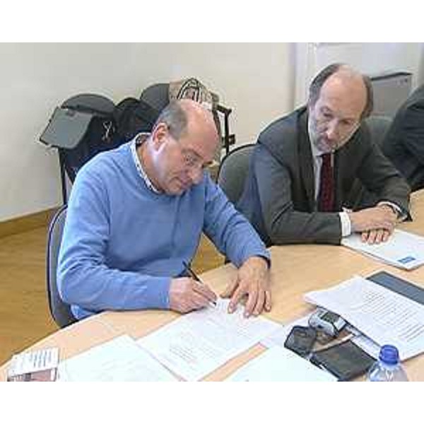 Riccardo Riccardi (Assessore regionale Lavori pubblici) in riunione per la firma di affidamento dei lavori per il restauro del castello di Colloredo di Monte Albano, nella sede della Comunità collinare del Friuli. (Colloredo 06/11/12)