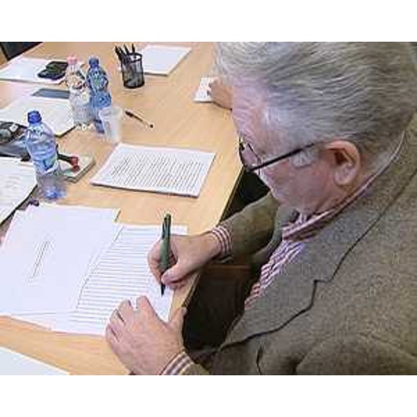 Vittorio Zanon (Commissario straordinario recupero castello Colloredo) all'atto della firma di affidamento dei lavori per il restauro del castello di Colloredo di Monte Albano, nella sede della Comunità collinare del Friuli. (Colloredo 06/11/12)