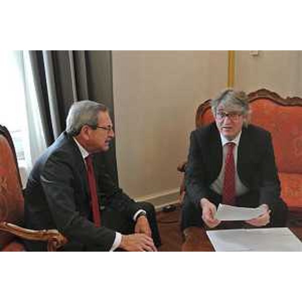 Giovanni Battista Ravidà (Presidente Banca Mediocredito) e Renzo Tondo (Presidente Friuli Venezia Giulia) nella sede della Regione. (Trieste 06/11/12)