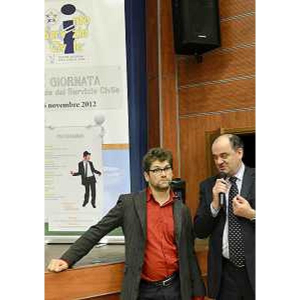 David Anzalone (Creatore spettacolo comico "TargatoH") e Roberto Molinaro (Assessore regionale Istruzione, Università, Ricerca, Famiglia, Associazionismo e Cooperazione) alla II Giornata regionale del Servizio civile. (Udine 06/11/12)