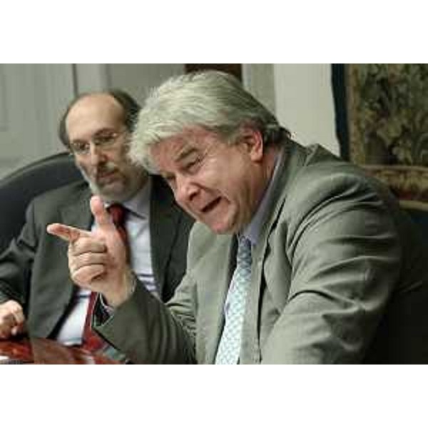 Gli assessori regionali Riccardo Riccardi (Infrastrutture Mobilità Pianificazione territoriale Lavori pubblici) ed Elio De Anna (Cultura Sport Relazioni internazionali e comunitarie Funzione pubblica Autonomie locali Coordinamento Riforme) nel corso della riunione della Giunta regionale. (Trieste 13/11/12)