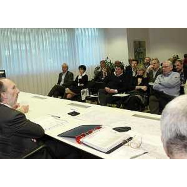 Riccardo Riccardi (Assessore regionale Infrastrutture) nell'incontro con i 22 sindaci dei Comuni della Bassa Friulana per la verifica del documento con le osservazioni sulla linea FS ad alta velocità/alta capacità Venezia-Trieste. (Udine 14/11/12)