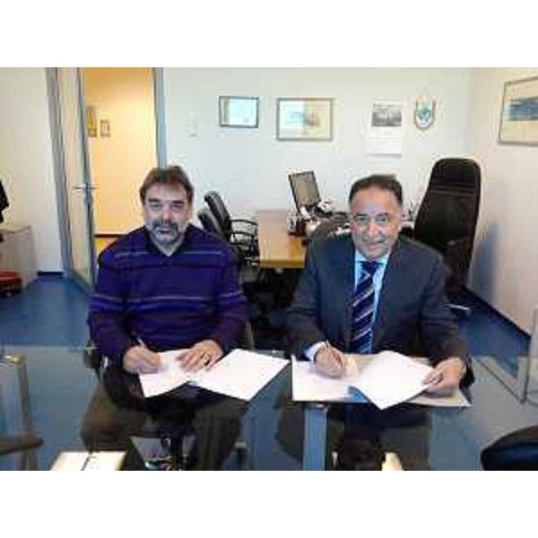 Mauro Pascolini (Direttore dipartimento Scienze umane Università Udine) e Giuseppe Napoli (Direttore servizio Corregionali Estero e Lingue minoritarie Regione FVG) all'atto del rinnovo della convenzione per l'Archivio Multimediale della Memoria dell'Emigrazione Regionale (AMMER). (Udine 15/11/12)