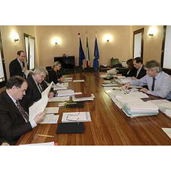 Riunione della Giunta regionale presieduta da Renzo Tondo (Presidente Friuli Venezia Giulia), con gli assessori R.Molinaro (Istruzione Università Ricerca Famiglia Associazionismo Cooperazione), E.De Anna (Cultura Sport Relazioni internazionali e comunitarie Funzione pubblica Autonomie locali), F.Seganti (Attività produttive Polizia locale Sicurezza) e il vicepresidente L.Ciriani (Assessore Salute Integrazione socio sanitaria Politiche sociali Protezione civile). (Pordenone 15/11/12)