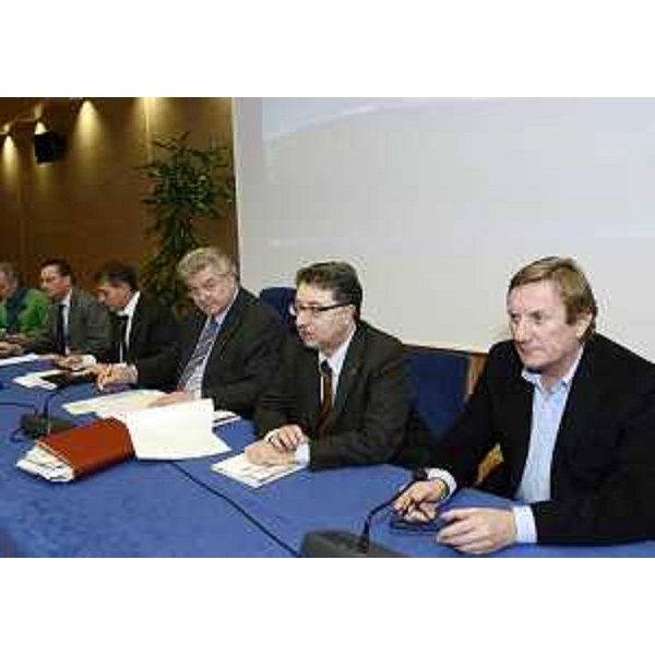 Piero Camber (Presidente VI Commissione consiliare), Elio De Anna (Assessore regionale Cultura), Augusto Viola (Direttore regionale Cultura, Sport, Relazioni internazionali e comunitarie) e Giorgio Brandolin (Consigliere regionale) durante l'illustrazione del bilancio 2013 per la Cultura ai rappresentanti degli Enti primari del FVG. (Udine 19/11/12)