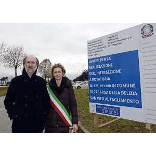 Riccardo Riccardi (Assessore regionale Infrastrutture e Mobilità) e Lavinia Clarotto (Sindaco Casarsa) all'avvio dei lavori per la rotonda che verrà realizzata lungo la statale 13 "Pontebbana" (km 97+200) all'intersezione con la provinciale che porta a San Vito al Tagliamento. (Casarsa della Delizia 19/11/12)