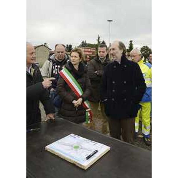 Lavinia Clarotto (Sindaco Casarsa) e Riccardo Riccardi (Assessore regionale Infrastrutture e Mobilità) all'avvio dei lavori per la rotonda che verrà realizzata lungo la statale 13 "Pontebbana" (km 97+200) all'intersezione con la provinciale che porta a San Vito al Tagliamento. (Casarsa della Delizia 19/11/12)