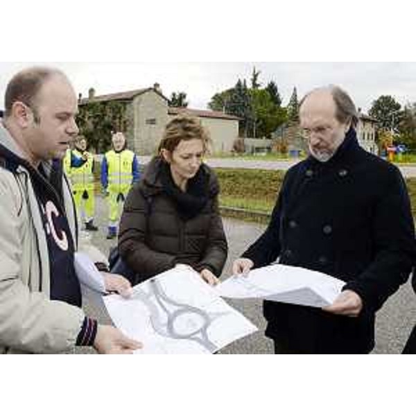 Lavinia Clarotto (Sindaco Casarsa) e Riccardo Riccardi (Assessore regionale Infrastrutture e Mobilità) all'avvio dei lavori per la rotonda che verrà realizzata lungo la statale 13 "Pontebbana" (km 97+200) all'intersezione con la provinciale che porta a San Vito al Tagliamento. (Casarsa della Delizia 19/11/12)