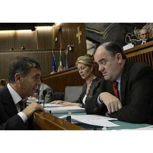 Piero Camber (Consigliere regionale) e gli assessori regionali Sandra Savino (Finanze) e Roberto Molinaro (Istruzione e Università) durante la discussione sul ddl "Rendiconto generale della Regione Autonoma Friuli Venezia Giulia per l'esercizio finanziario 2011", in Consiglio regionale. (Trieste 20/11/12)
