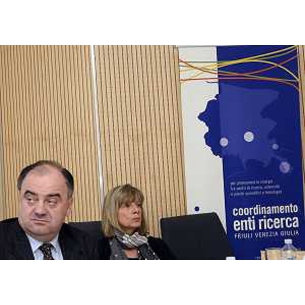 Roberto Molinaro (Assessore regionale Università e Ricerca) e Maria Cristina Pedicchio (Presidente OGS-Istituto Nazionale di Oceanografia e di Geofisica Sperimentale) all'XI Conferenza annuale del Coordinamento regionale degli Enti di Ricerca, al Centro Congressi dell'AREA Science Park di Padriciano. (Trieste 21/11/12)