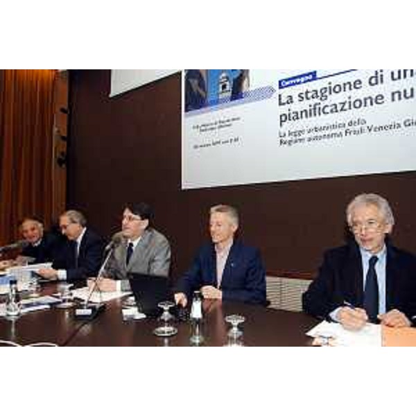 Riccardo Illy (Presidente Regione Friuli Venezia Giulia) con Lodovico Sonego (Assessore regionale alla pianificazione territoriale, energia, mobilità e infrastrutture di trasporto) e Gianfranco Pizzolitto (Presidente Anci) ritratti in occasione della presentazione della nuova legge di riforma urbanistica. Codroipo 26/03/07)