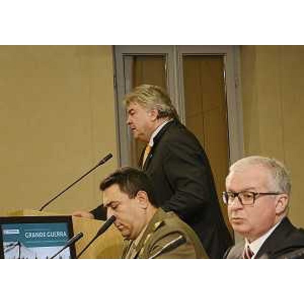 Elio De Anna (Assessore regionale Cultura) interviene al primo convegno internazionale dedicato alla Grande Guerra organizzato dall'Historical Military Center (HMC); in primo piano, Paolo Peluffo (Sottosegretario Presidenza del Consiglio). (Villa Manin di Passariano 22/11/12)