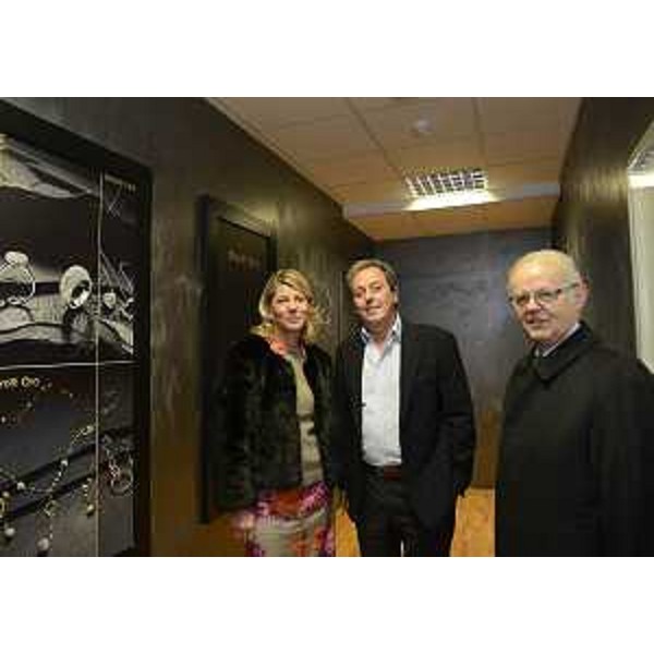 Federica Seganti (Assessore regionale Attività produttive), Maurizio Merenda (ad Stroili Oro) e Giovanni Battista Somma (Direttore Consorzio Sviluppo industriale Tolmezzo) nell'azienda orafa Stroili Oro Group. (Amaro 22/11/12)