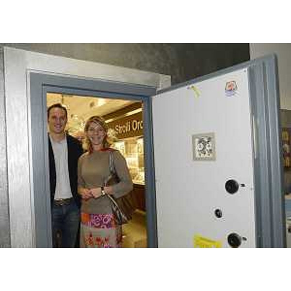 Federica Seganti (Assessore regionale Attività produttive) sulla porta del caveau dell'azienda orafa Stroili Oro Group. (Amaro 22/11/12)