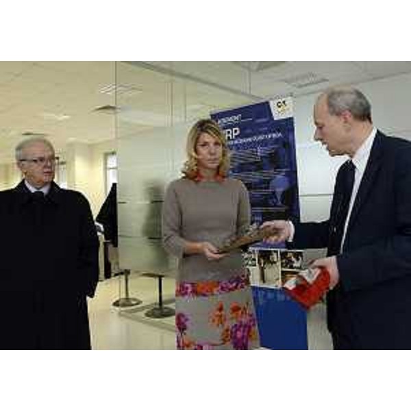 Giovanni Battista Somma (Direttore Consorzio Sviluppo industriale Tolmezzo), Federica Seganti (Assessore regionale Attività produttive) e Franco Marcori (Direttore tecnico CRP) al CRP-Centro Ricerche Plast-optica. (Amaro 22/11/12)