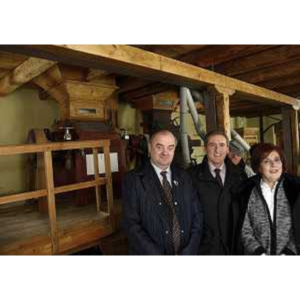 Roberto Molinaro (Assessore regionale Istruzione, Università, Ricerca) e Andrea Zuliani (Sindaco Campoformido) all'inaugurazione del centro culturale Mulino Basaldella. (Campoformido 24/11/12)