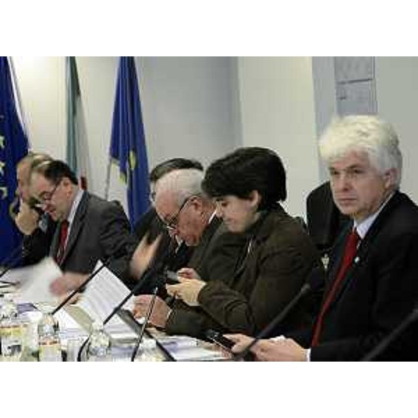 Roberto Molinaro (Assessore regionale Istruzione Università Ricerca Famiglia Associazionismo Cooperazione) ed altri amministratori locali durante la riunione del CAL-Consiglio delle Autonomie Locali. (Udine 26/11/12)