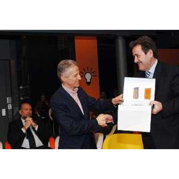 Riccardo Illy (Presidente Regione Friuli Venezia Giulia) consegna il Premio Innovazione 2006 al Comune di Tavagnacco (Ud). (Udine 26/03/07)