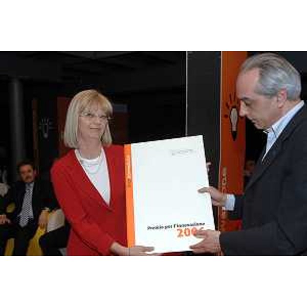 Gianni Pecol Cominotto (Assessore regionale all’organizzazione, personale e sistemi informativi) consegna il Premio Innovazione 2006 al Comune di Monfalcone (Go). (Udine 26/03/07)