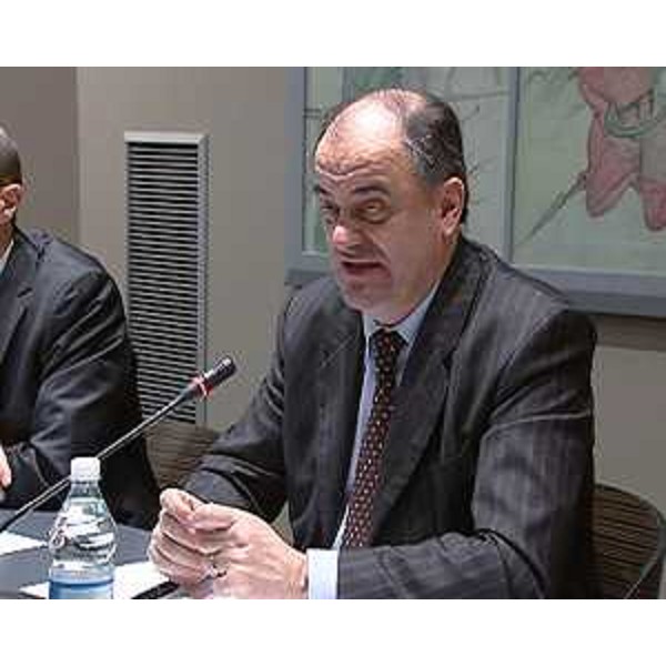 Roberto Molinaro (Assessore regionale Istruzione e Famiglia) alla presentazione del progetto "Usale e non farti usare" per un più responsabile e corretto utilizzo delle tecnologie digitali da parte di bambini e ragazzi. (Trieste 27/11/12)