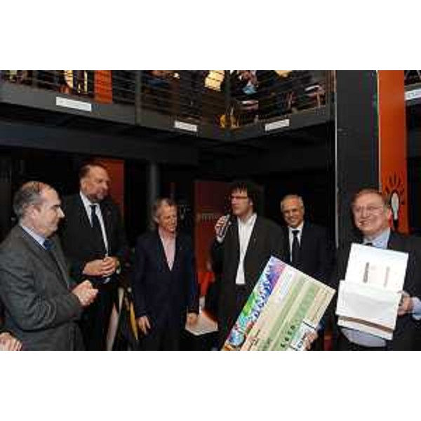 Riccardo Illy (Presidente Regione Friuli Venezia Giulia) e Roberto Cosolini (Assessore regionale al lavoro, formazione, università e ricerca) alla consegna del Premio Innovazione 2006 alla Lima Lto SpA di Villanova di San Daniele (Udine). (Udine 26/03/07)