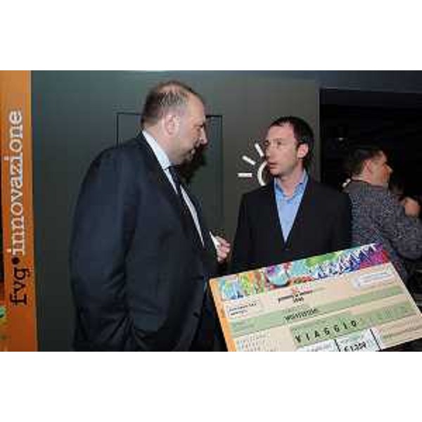 Roberto Cosolini (Assessore regionale al lavoro, formazione, università e ricerca) alla consegna del Premio Innovazione 2006 alla Wolfsystems di Gabrovizza (Ts). (Udine 26/03/07)