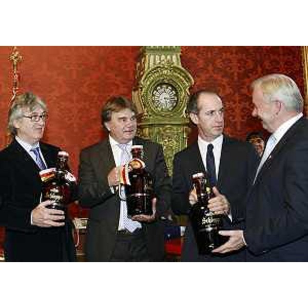 I presidenti Renzo Tondo (Friuli Venezia Giulia), Ivan Jakovcic (Contea Istriana Croazia) e Luca Zaia (Veneto) ricevono un omaggio da Gerhard Doerfler (Presidente Carinzia). (Venezia 27/11/12)