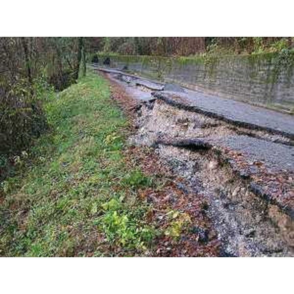 Frana sulla strada che collega il centro abitato di Frisanco alla borgata di Preplans. (Frisanco 29/11/12)